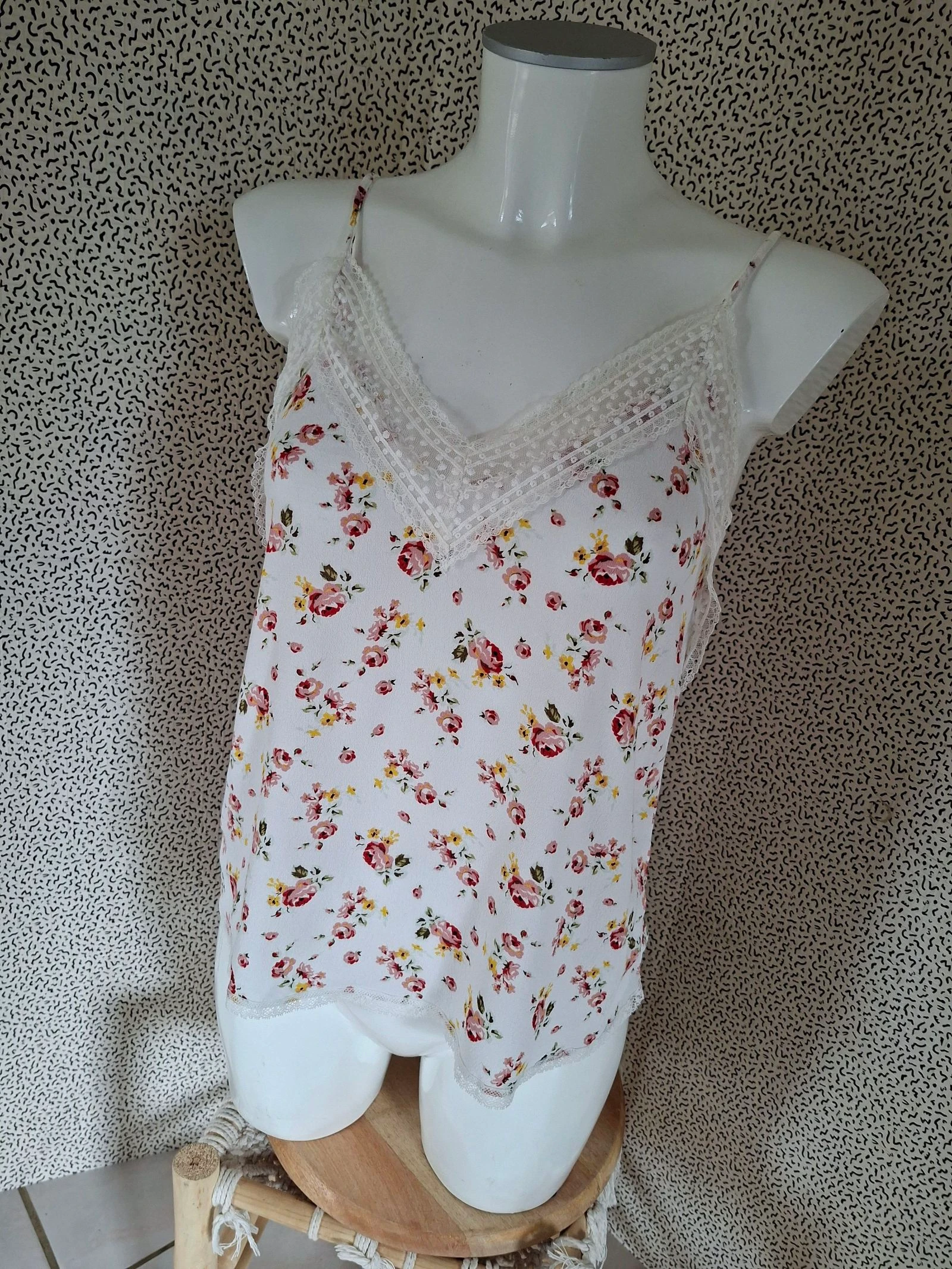Débardeur caraco Stradivarius XS blanc fleuri dentelle fines bretelles bohème romantique